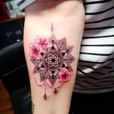 Tatouage Mandala Avec Cléome Sur L'avant Bras