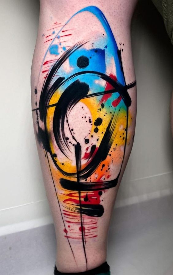 Tatouage Abstrait Sur La Jambe