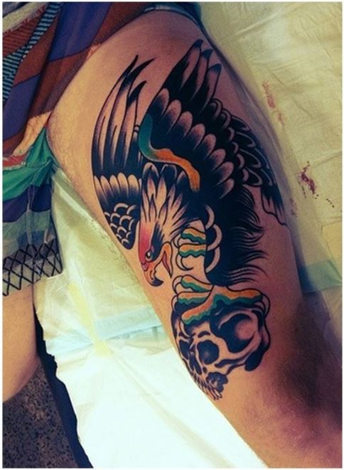 Tatouage Aigle Et Crâne Sur La Cuisse