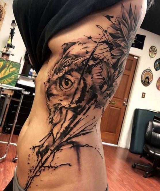 Tatouage Hibou En Noir Et Gris Sur Les Côtes