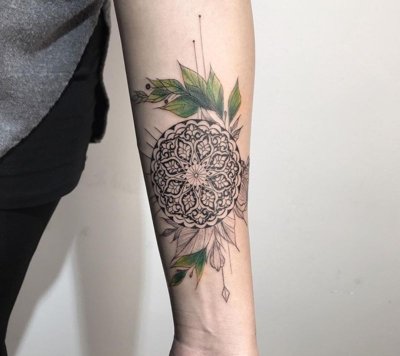 Tatouage Mandala Et Feuilles Vertes Sur L'avant Bras
