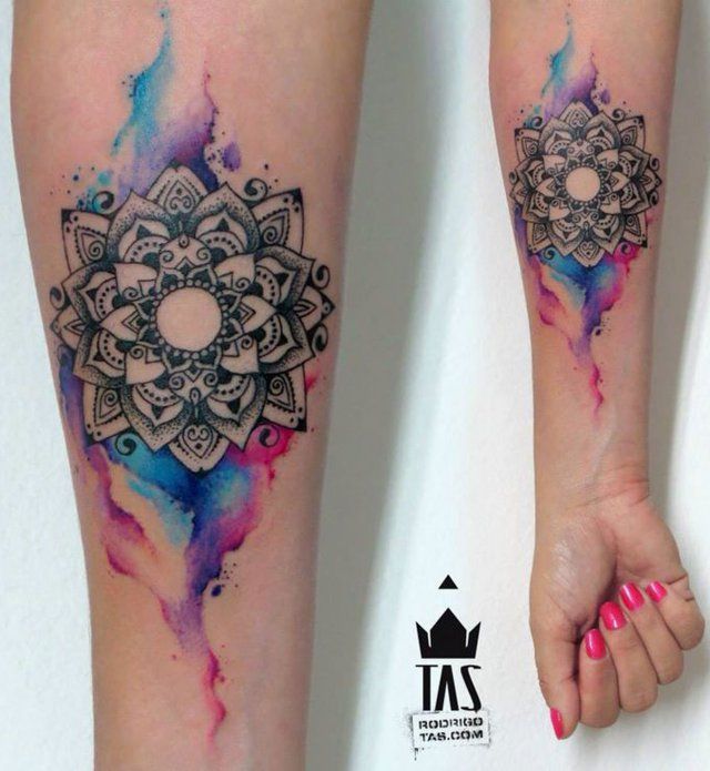 Tatouage Mandala Florale Et Peintures Aquarelles Sur L'avant Bras