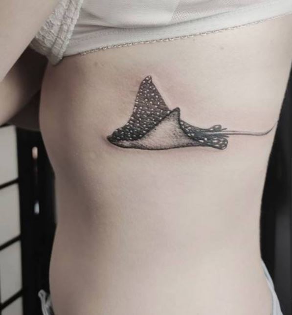 Tatouage Raie Grise Sur Les Côtes