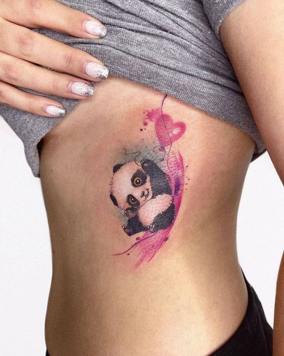 Tatouage Bébé Panda Avec Coeur Rouge Sur Les Côtes