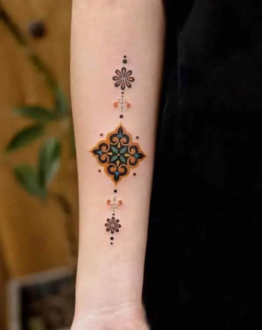 Tatouage Mandalas Oranges Et Blues Sur L'avant Bras