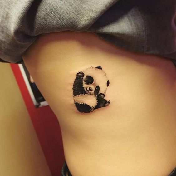 Tatouage Bébé Panda Sur Les Côtes