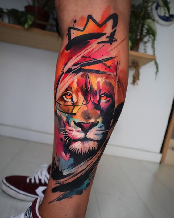 Tatouage Lion Et Couronne Sur La Jambe