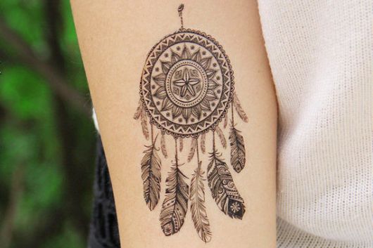 Tatouage Mandala Avec Plumes à Motifs Sur L'avant Bras