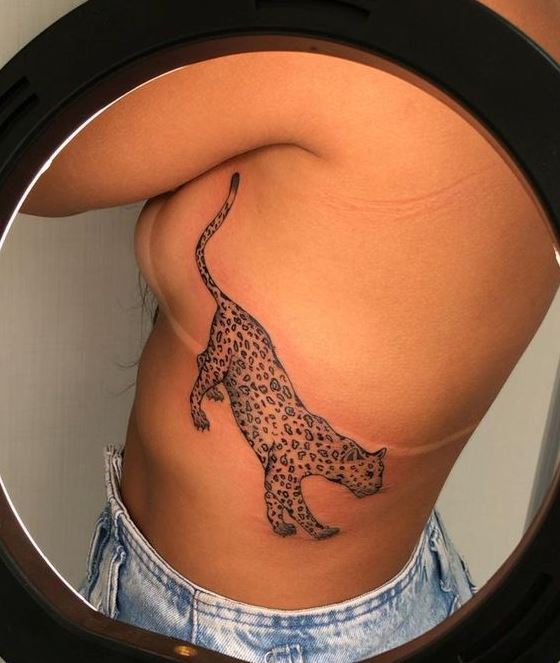 Tatouage Léopard Sur Les Côtes
