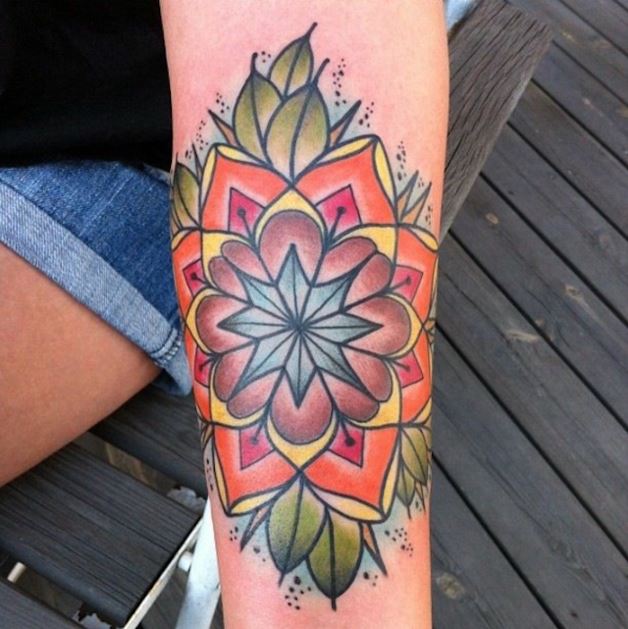 Tatouage Mandala Coloré Et Feuilles Sur L'avant Bras