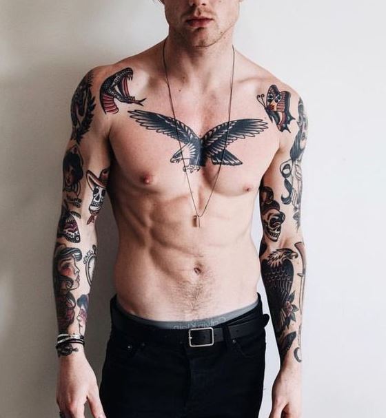 Tatouage Aigle, Papillon Et Serpent Sur Le Torse