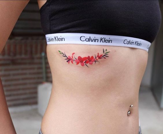 Tatouage Fleurs Rouges Sur Les Côtes