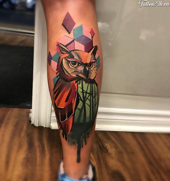Tatouage Hibou Et Figures Géométriques Sur La Jambe