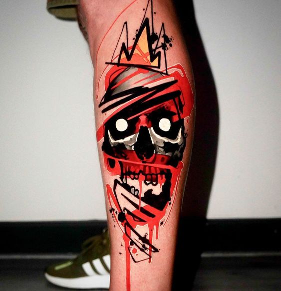 Tatouage Crâne Et Couronne Sur La Jambe