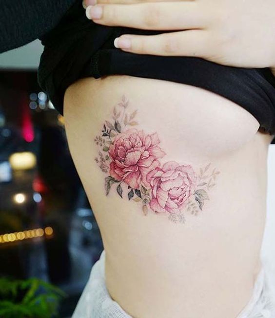 Tatouage Pivoines Rouges Sur Les Côtes