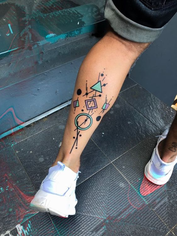 Tatouage Figures Géométriques Bleues Et Violettes Sur La Jambe