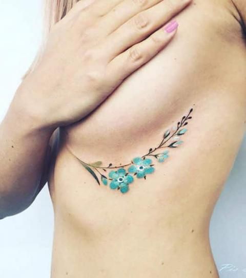 Tatouage Fleurs Bleues Sur Les Côtes
