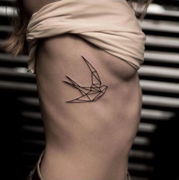 Tatouage Hirondelle Géométrique Sur Les Côtes