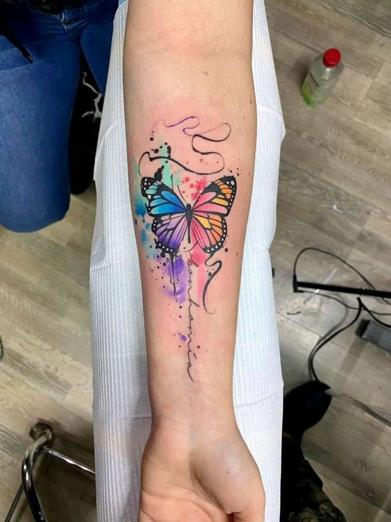 Tatouage Papillon Multicolore Sur L'avant Bras