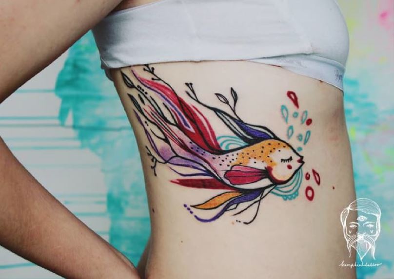 Tatouage Poisson Multicolore Sur Les Côtes