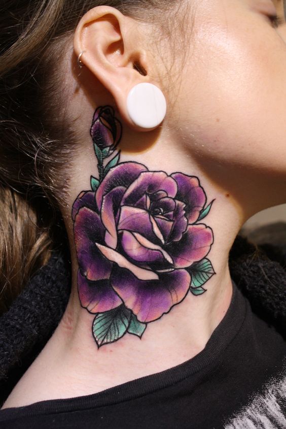 Tatouage Rose Violette Sur Le Cou