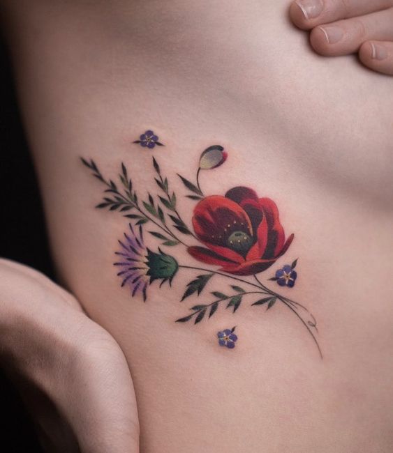 Tatouage Fleurs Rouges Et Violettes Sur Les Côtes