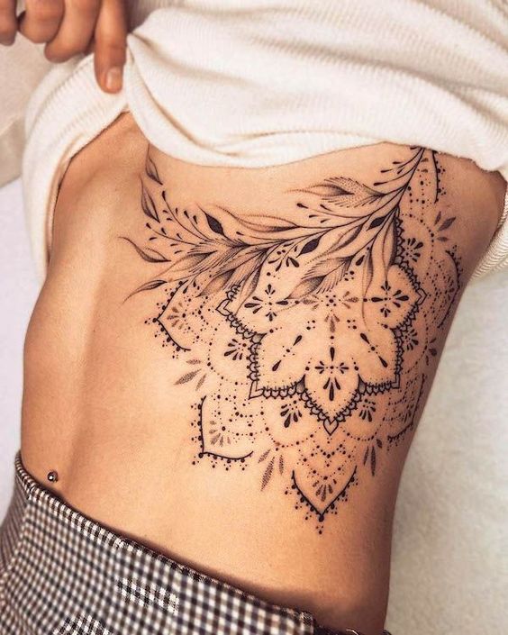 Tatouage Mandala Dotwork Avec Feuilles Sur Les Côtes