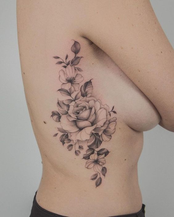 Tatouage Fleurs En Noir Et Gris Sur Les Côtes