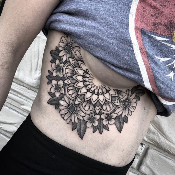 Tatouage Mandala Avec Bouquet De Fleurs En Noir Et Gris Sur Les Côtes