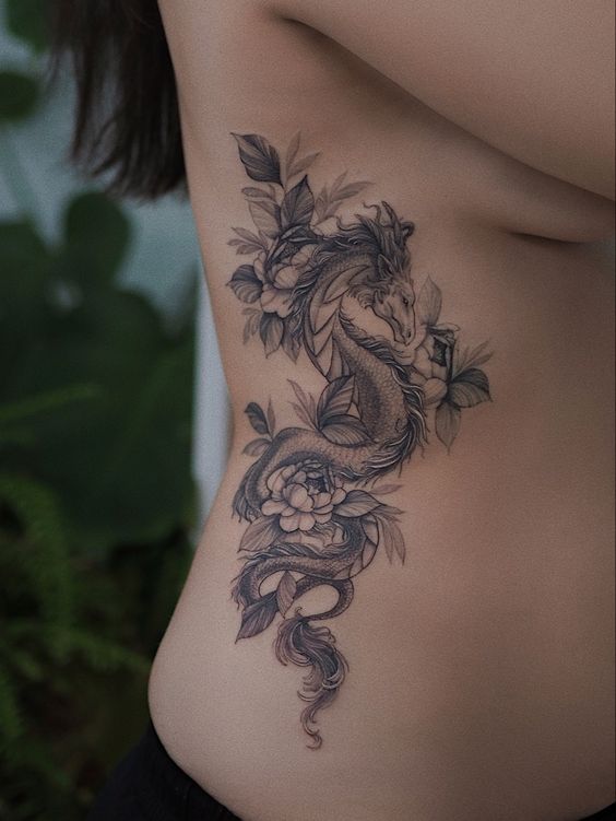 Tatouage Dragon Et Fleurs En Noir Et Gris Sur Les Côtes