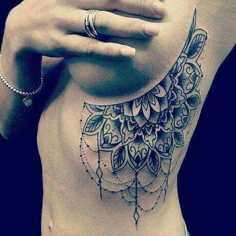 Tatouage Mandala Avec Pendentifs Sur Les Côtes