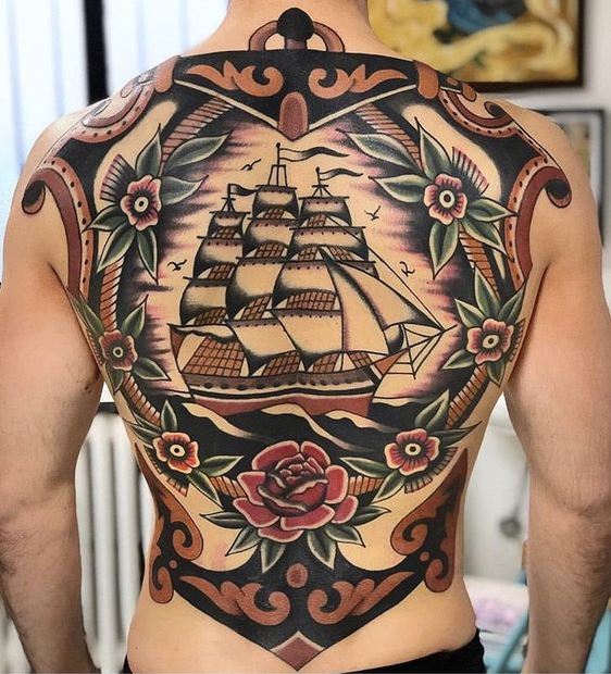 Tatouage Bateau Et Fleurs Sur Le Dos