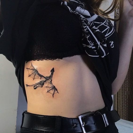 Tatouage Dragon Ailé Noir Sur Les Côtes