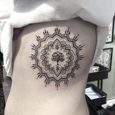 Tatouage Mandala Avec Arbre De Vie Sur Les Côtes