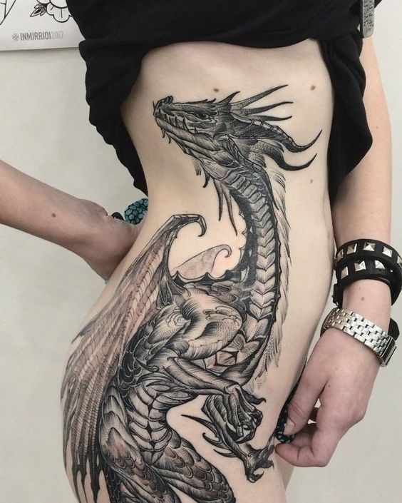 Tatouage Dragon En Aquarelle Noire Sur Les Côtes