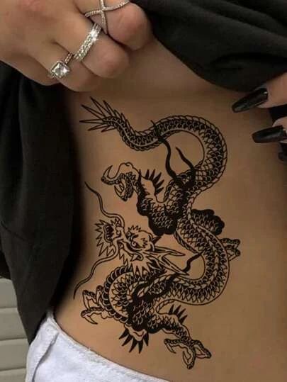 Tatouage Dragon à L'encre Noire Sur Les Côtes