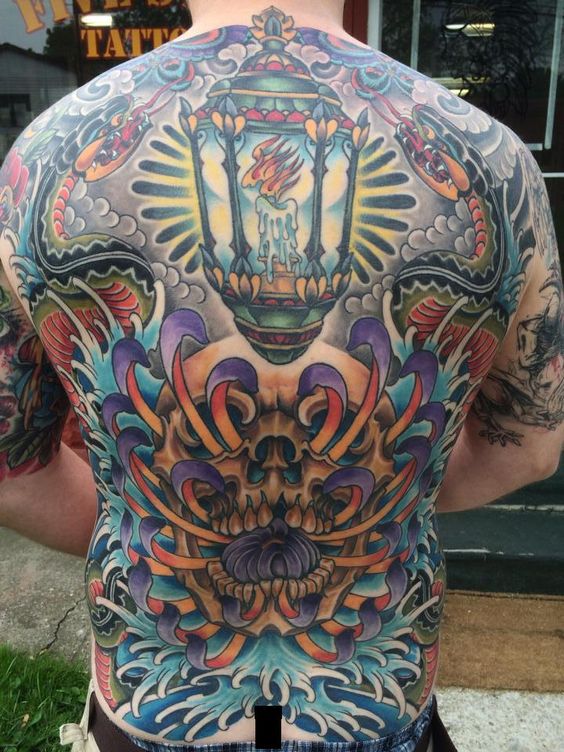 Tatouage Lanterne Et Crâne Sur Le Dos