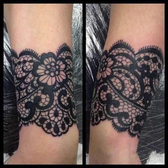 Tatouage Dentelle à L'encre Noire Avec Fleurs Sur Le Poignet