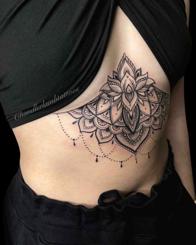 Tatouage Lotus, Mandala Et Bijoux Sur Le Sternum