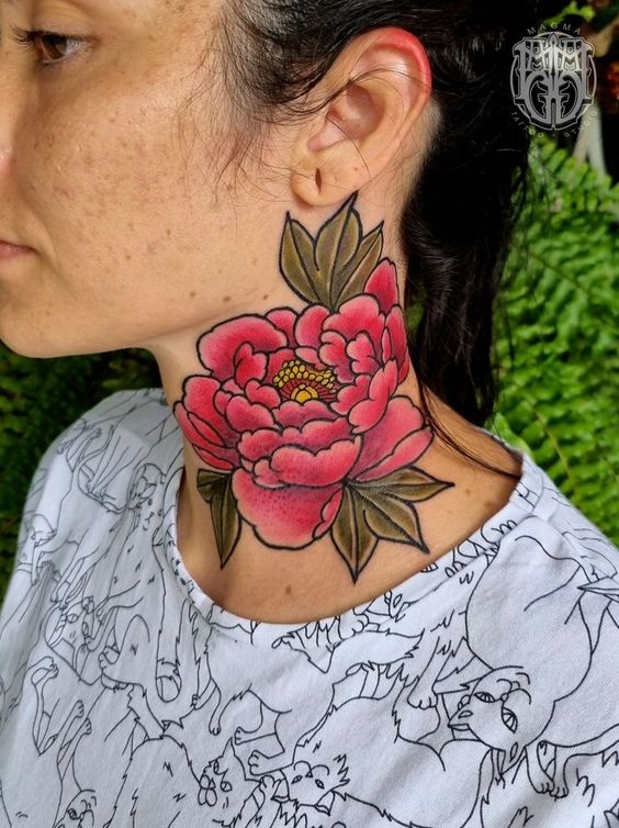 Tatouage Pivoine Rouge Sur Le Cou