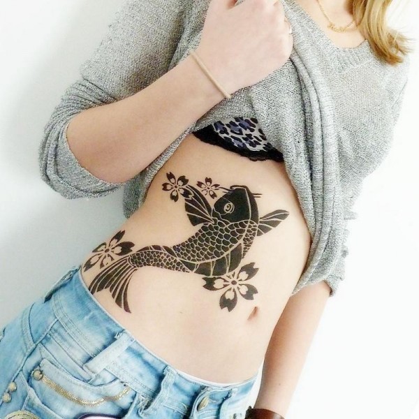 Tatouage Poisson Koï Noir Sur Les Côtes