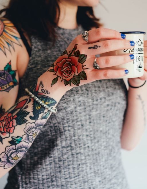 Tatouage Rose Rouge Sur La Main