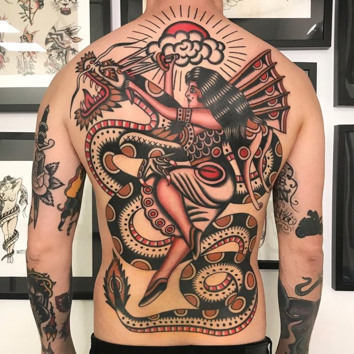 Tatouage Femme Et Dragon Sur Le Dos