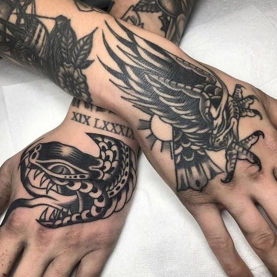 Tatouage Aigle Et Serpent Sur La Main
