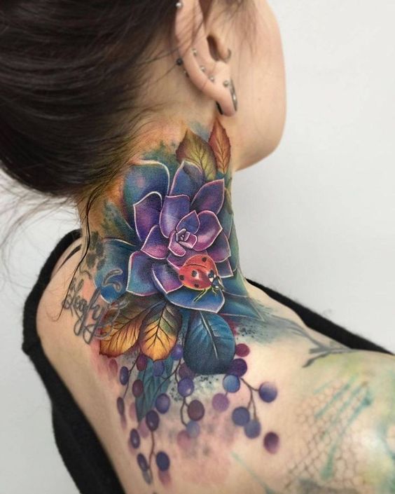 Tatouage Fleur Violette Et Coccinelle Sur Le Cou
