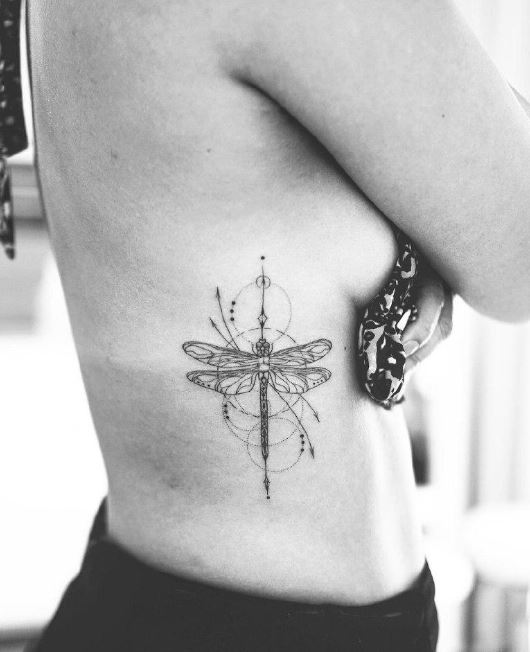 Tatouage Libellule Avec Cercles Sur Les Côtes