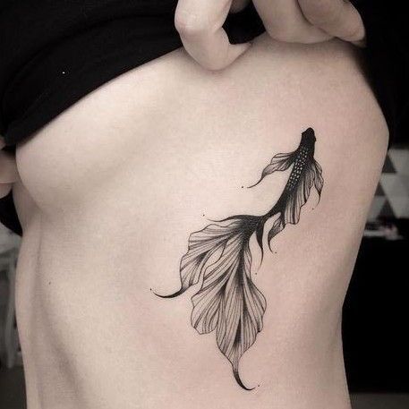 Tatouage Poisson En Noir Et Gris Sur Les Côtes