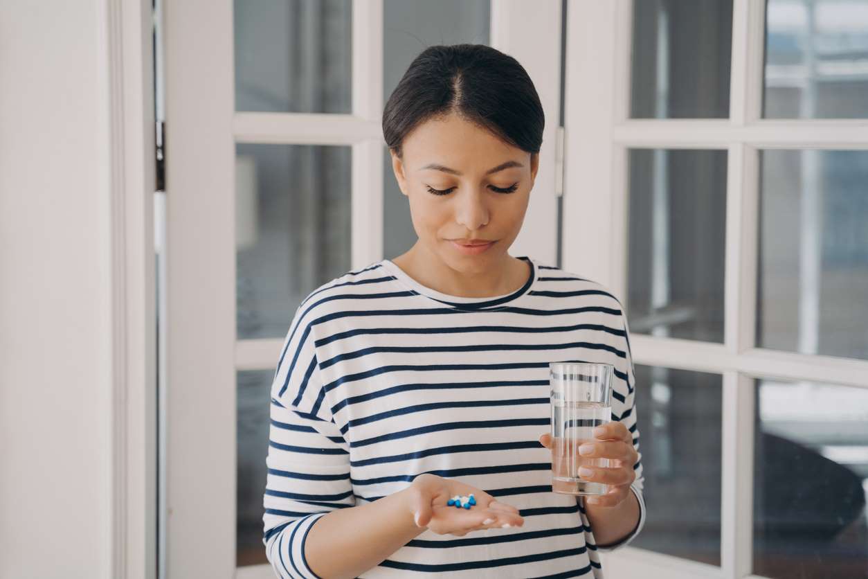 Femme Prend Des Médicaments