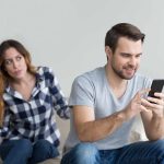 femme pas contente de voir son conjoint sur son téléphone