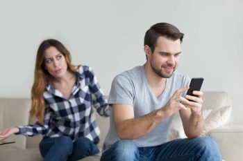 femme pas contente de voir son conjoint sur son téléphone